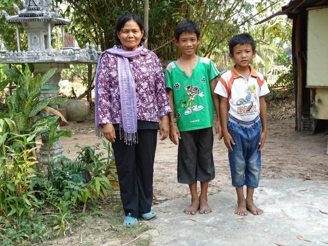 Toen de oma van Chamrong met haar kleinkinderen op een dag van haar werk bij haar huis terugkwam, kwam ze voor een gesloten deur te staan. Ze bleef wachten op haar halfzus, maar die kwam niet.