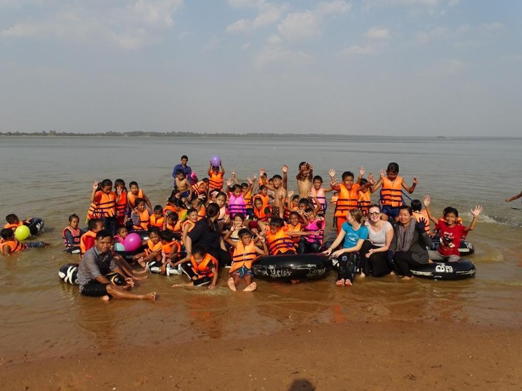 5. Ten slotte: het jaarlijkse uitje Een bezoek van ons aan SOID in Cambodja is niet compleet zonder het jaarlijkse uitje naar het meer aan de westkant van Siem Reap.