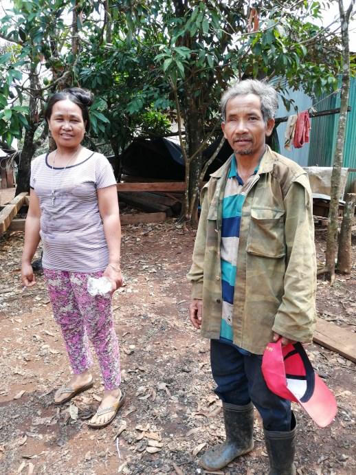 Allereerst een dorp van de Phnong stam. Als we uitstappen komen er overal mensen uit de huizen die ons heel hartelijk begroeten. Zo bijzonder, wildvreemde mensen die blij zijn om ons te zien.
