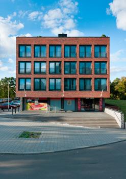 Op de begane grond van het appartementengebouw bevindt zich een grote supermarkt, handig voor de dagelijkse boodschappen.