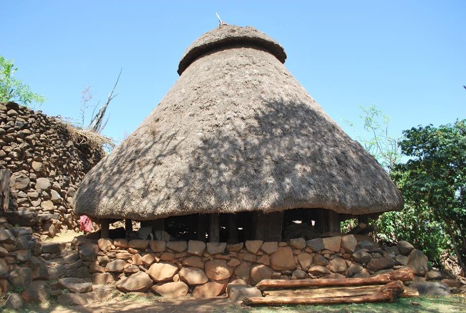DAG 9 TURMI-KONSO Kanta Lodge U rijdt vandaag naar Konso. Na aankomst bezoekt u een traditioneel Konso dorp. De diverse Konso-dorpen en hun omgeving staan op de Werelderfgoedlijst van UNESCO.