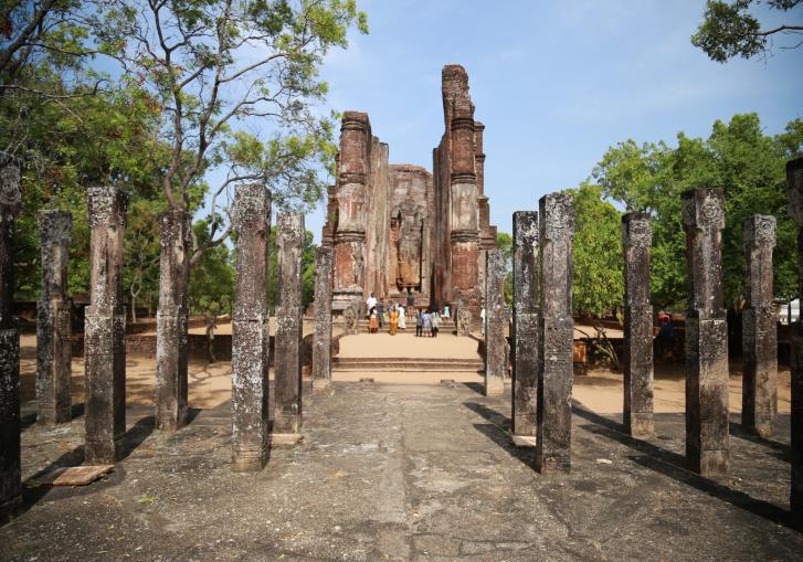 Dag 5: vrijdag 8 november 2019 Anuradhapura (o,d) De Heilige berg Mihintale Op 11 kilometer ten noordoosten van Anuradhapura ligt de berg Mihintale.