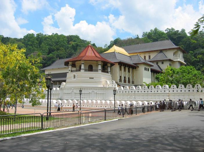 s Middags maken we een stadstoer door Kandy, Kandy is de oudste hoofdstad van Ceylon en de zetel van het laatste Singalese Koninkrijk.