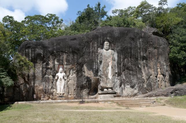 Hier wordt de voornaamste Boeddhistische relikwie in Sri Lanka bewaard, Boeddha s linker boventand. Deze tand werd door de dochter van een Boeddhistische koning uit India gesmokkeld.