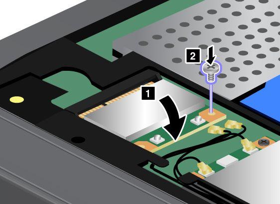 7. Breng de contactrand van de nieuwe PCI Express Mini-kaart tegenover de corresponderende aansluiting in de computer. Kantel de kaart totdat u deze op zijn plaats kunt vastklikken 1.