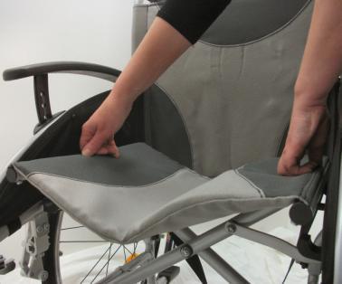 5.2 In en uit vouwen van de rolstoel Uitvouwen van de rolstoel Ga aan de zijkant van de rolstoel staan; Pak beide zitbuizen vast en beweeg deze uit elkaar; Duw de zitbuizen naar beneden zodat de