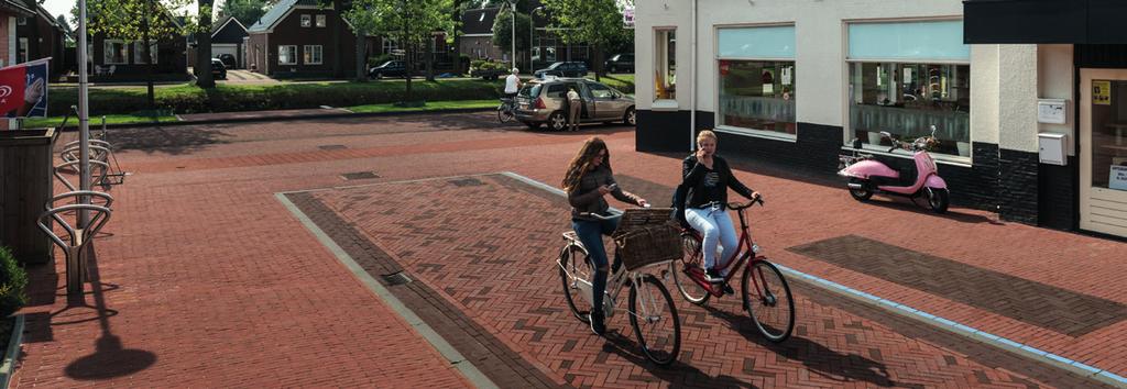 Bij de ontlading nemen we de stenen van de ovenwagen. Daarna worden ze als klempakket opgestapeld. We kunnen 20.000 stenen per uur verpakken.