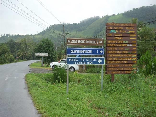 Vanuit Pozo Azul ga je rechtsaf de panamerican highway op, richting Canas. Ongeveer 10 km na Canas komt de afslag Bijagua/Upala. Ga hier rechtsaf. Volg deze weg.