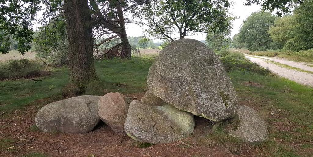 6 Zwerfkeien Op de kruising waar u rechtsaf slaat, ligt een grote stapel stenen.