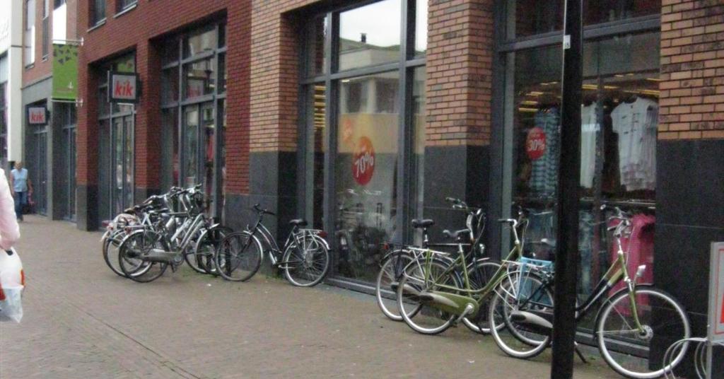 Toch staan er op het stuk tussen Forum en Ceresplein ook fietsen tegen de gevels geparkeerd.