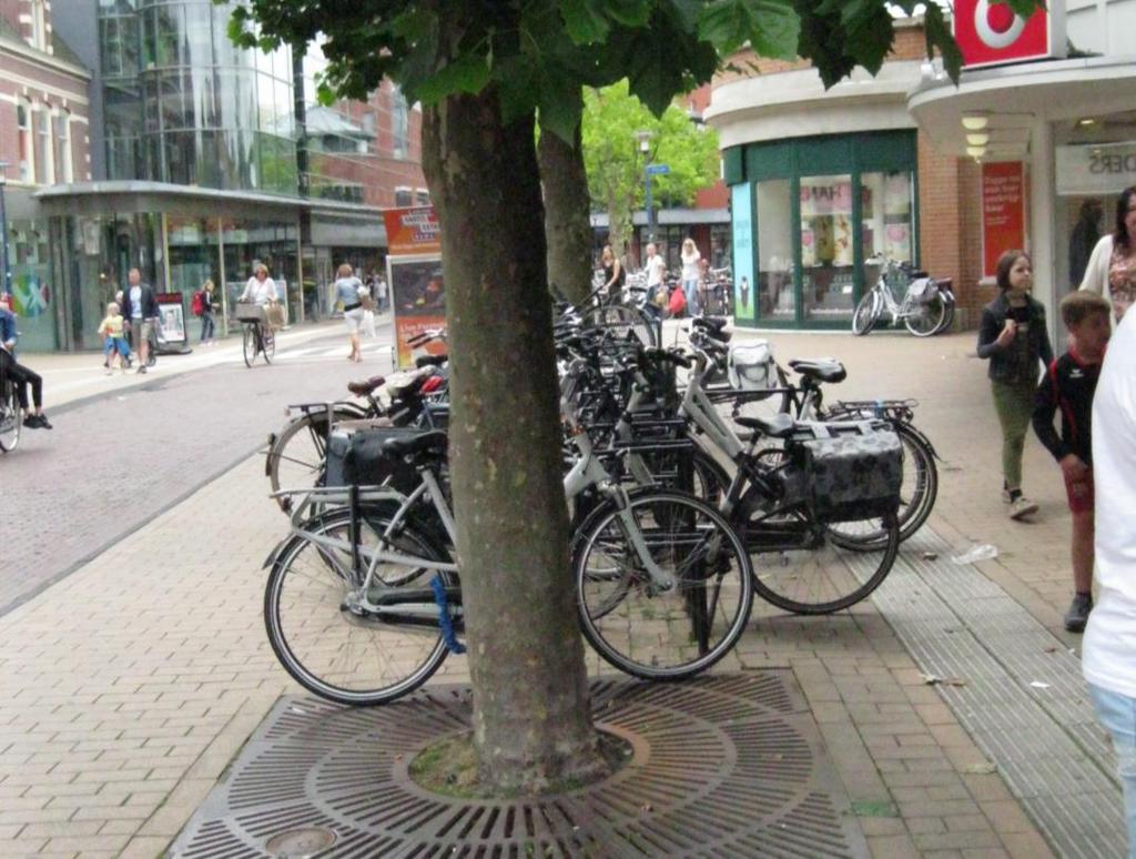 15. Gedempte Singel Aan de kant van de Oude Molenstraat zijn de parkeerplaatsen (eenzijdig rek) onvoldoende.