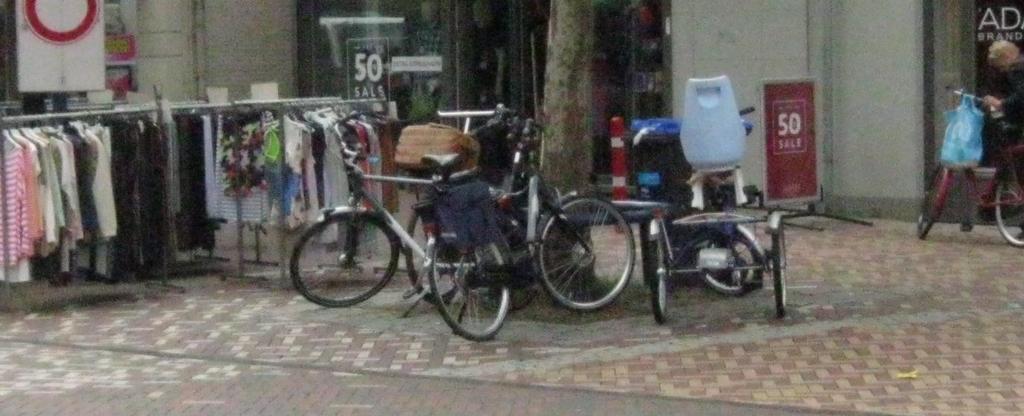 Fietsers zoeken elk plekje op om hun fiets kwijt te