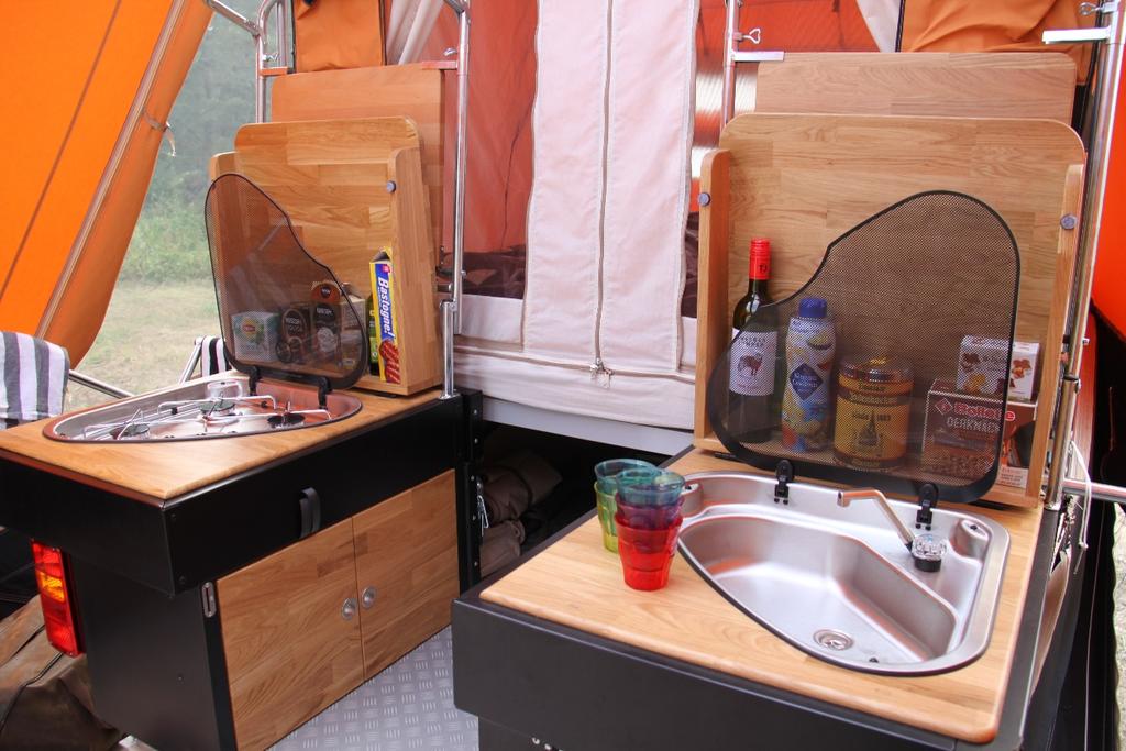 De keuken is standaard uitgerust met twee gasaansluitingen voor het bijgeleverde kooktoestel en voor de optionele koelkast.