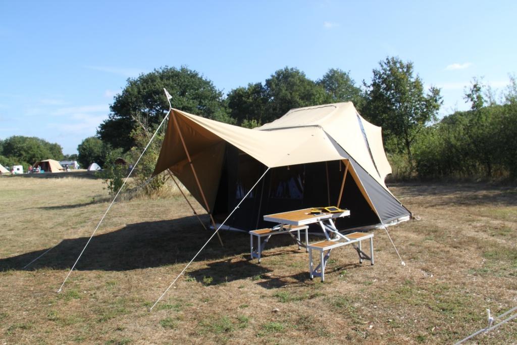 De Vario luifel Rits de vario luifel aan de basistent, gebruik de haken aan