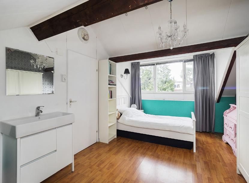 Spacious and bright 4 th bedroom with a washbasin with cabinet, dormer and extra