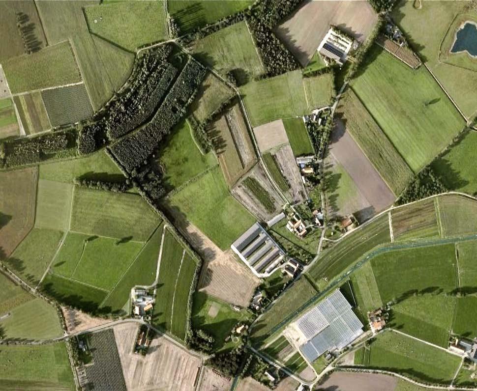 SITUATIE EN HISTORIE a) AKKERLAND: nog vrijwel woest net ontgonnen in 1896 ouder bouwland Het plangebied is onder te verdelen in 2 deelgebieden; a) het akkerland, b) het erf met de opstallen,