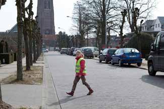 18 Trainen in een beschermde omgeving Vaardigheden trainen Teken op de speelplaats een straat met stoep aan beide kanten van de straat.