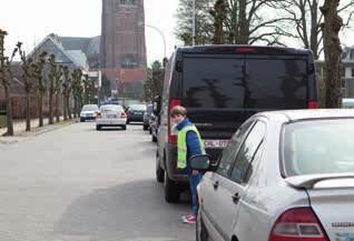 22 Trainen in een beschermde omgeving Vaardigheden trainen Teken een lijn op de speelplaats. Dit moet de stoeprand voorstellen.