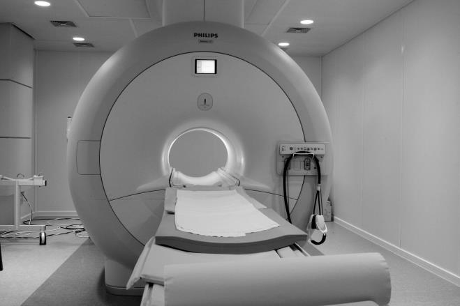 Het onderzoek In de MRI-kamer ligt u meestal op uw rug op de onderzoekstafel. De laborant schuift u in het apparaat (zie volgende pagina).