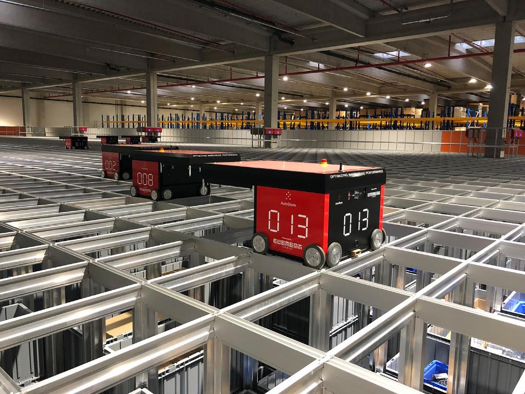 In het nieuwe geautomatiseerde magazijn voor kleine onderdelen van STIHL Tirol slaan 17 robots