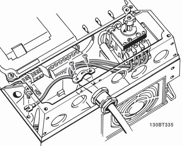 5. Installeren VLT AQUA Drive Design Guide De dwarsdoorsnede van de aardkabel moet minstens 10 mm 2 bedragen of bestaan uit 2 nominale netdraden die afzonderlijk zijn afgesloten conform EN 50178.