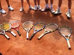 Bij een tennisvereniging is het bij binnenkomst anders geregeld dan bij een voetbalvereniging. Word je bij voetbal gelijk ondergebracht in een team, bij tennis moet je nog op zoek naar tennispartners.