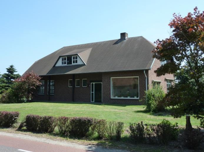 architectonische inpassing van de 2 nieuwe woningen aan de Leiweg te Geffen.