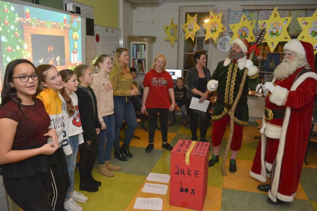 De aankleding en acts waren weer tot in de puntjes verzorgd, en natuurlijk bezocht de kerstman de hele school.