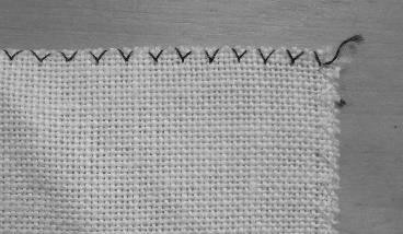 Voor je gaat borduren moet je altijd het lapje aan alle zijden afwerken, om rafelen te voorkomen. Vroeger was het omslaan, maar tegenwoordig kan het even onder de naaimachine met een zig-zagsteek.