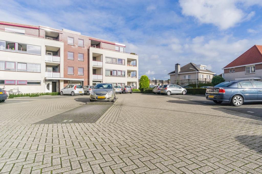 Vraagprijs 229.000,= k.k. Dit royale 3-kamer appartement is gelegen op de tweede verdieping van het complex met een prachtig uitzicht over een brede groenstrook.