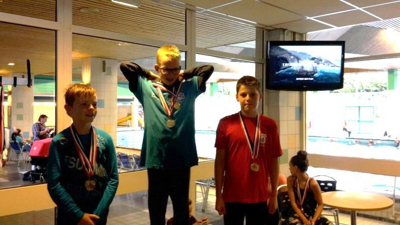 een grote minioren en junioren afvaardiging was aanwezig namens Zeemacht en Esra en Daan maakten hun debuut bij een zwemwedstrijd.