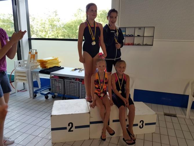 Emma won bij de junioren tegen zware concurrentie van oudere zwemmers een bronzen medaille op de 400 vrij (PR -4 sec).
