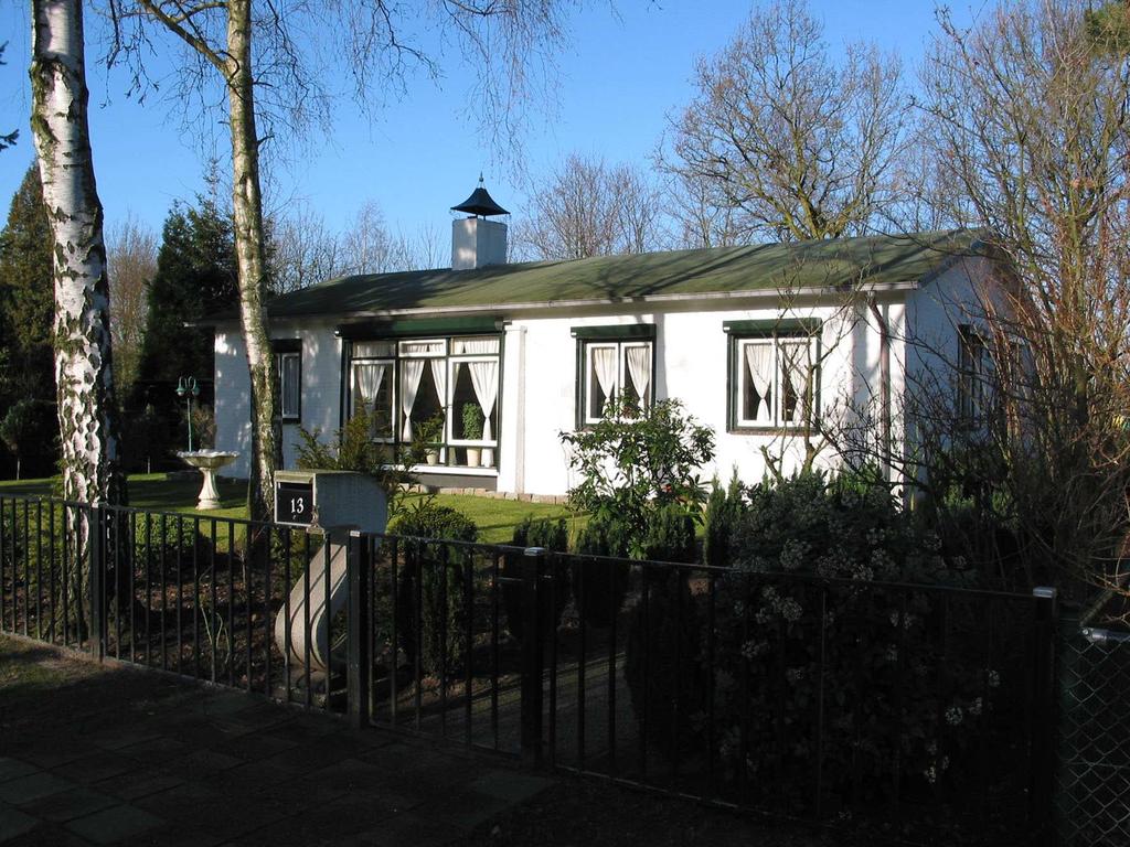 Clusterbebouwing Boslandschap Gebied 3: Dennenlaan Niveau 2 Bebouwing De bebouwing bestaat uit vrijstaande woningen op vrij kleine kavels.