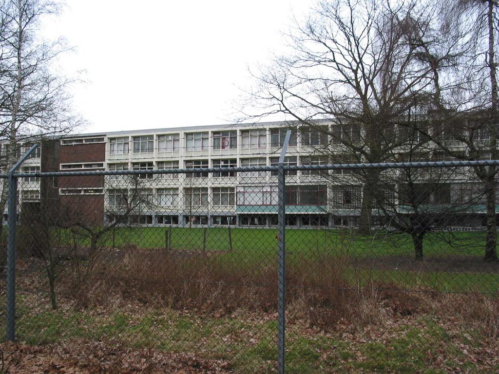 De bijgebouwen op het terrein, waaronder de wasruimte, de schietbaan, de sporthal en enkele leegstaande opslagruimtes hebben een andere hoogte en bouwmassa dan de hoofdgebouwen.