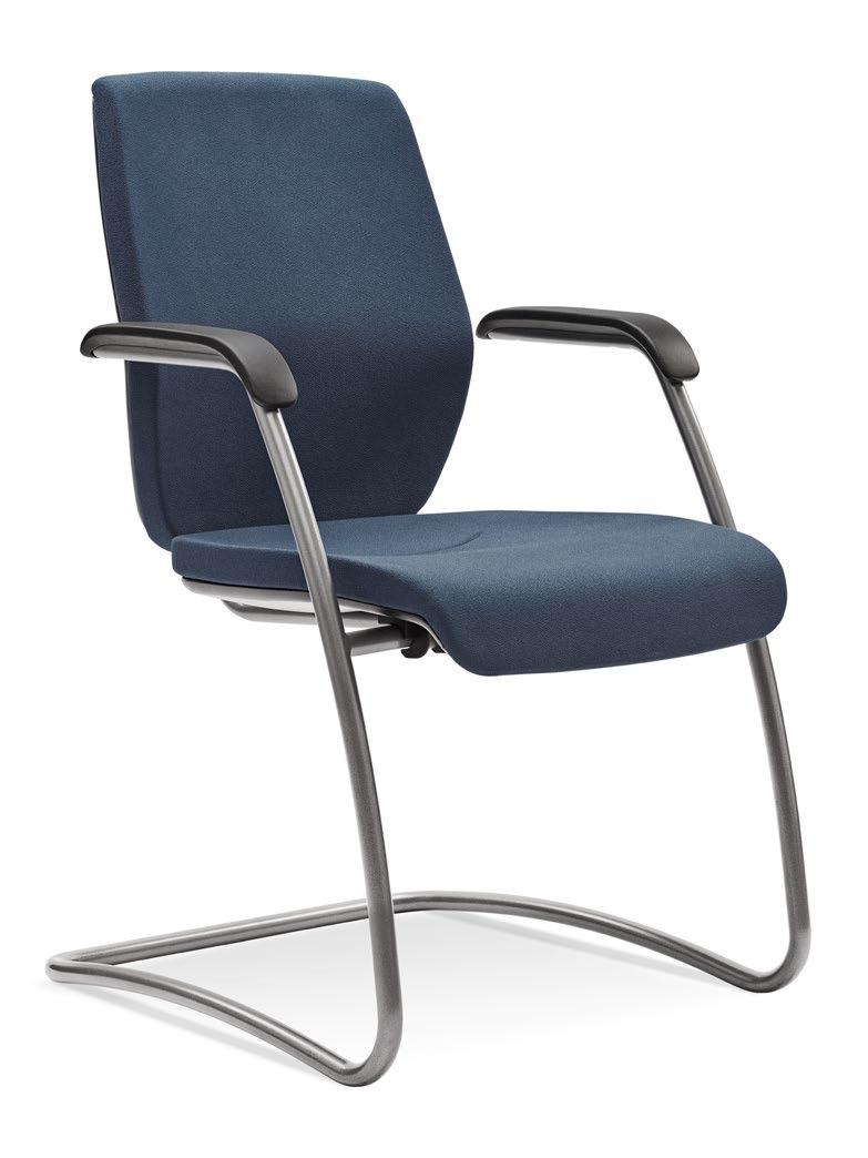 Dankzij de tijdloze, ingetogen vormgeving past de bezoekersstoel ook bij meubilair buiten de eigen serie.