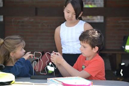 SAMENWERKING TWEEDE EN VIJFDE LEERJAAR... De eerste activiteit was een kennismaking tussen de kinderen.