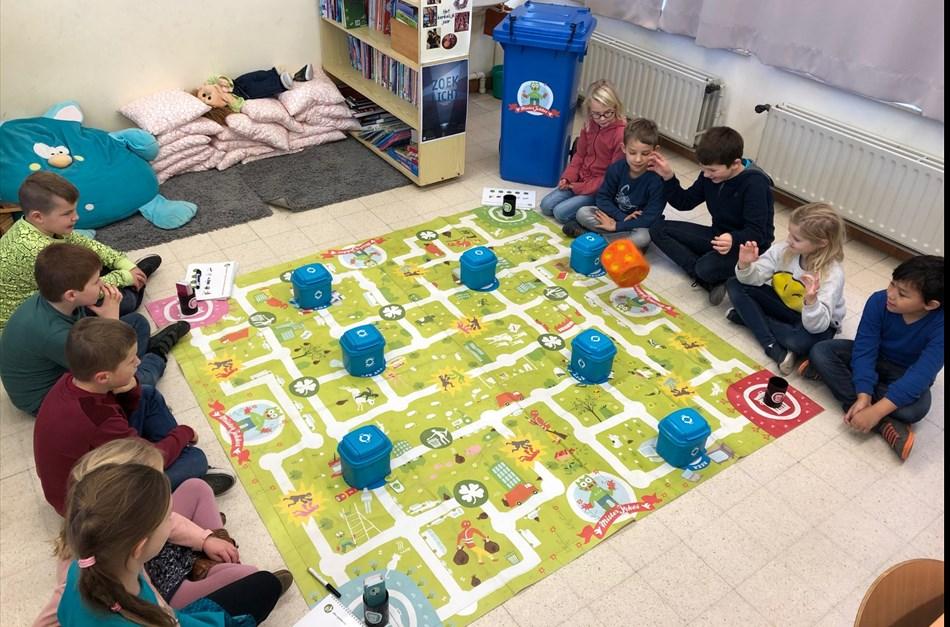 AFVALSPEL MISTER JEKKES Het derde leerjaar ontleende bij IVBO het educatief spel over de afvalproblematiek Mister Jekkes.