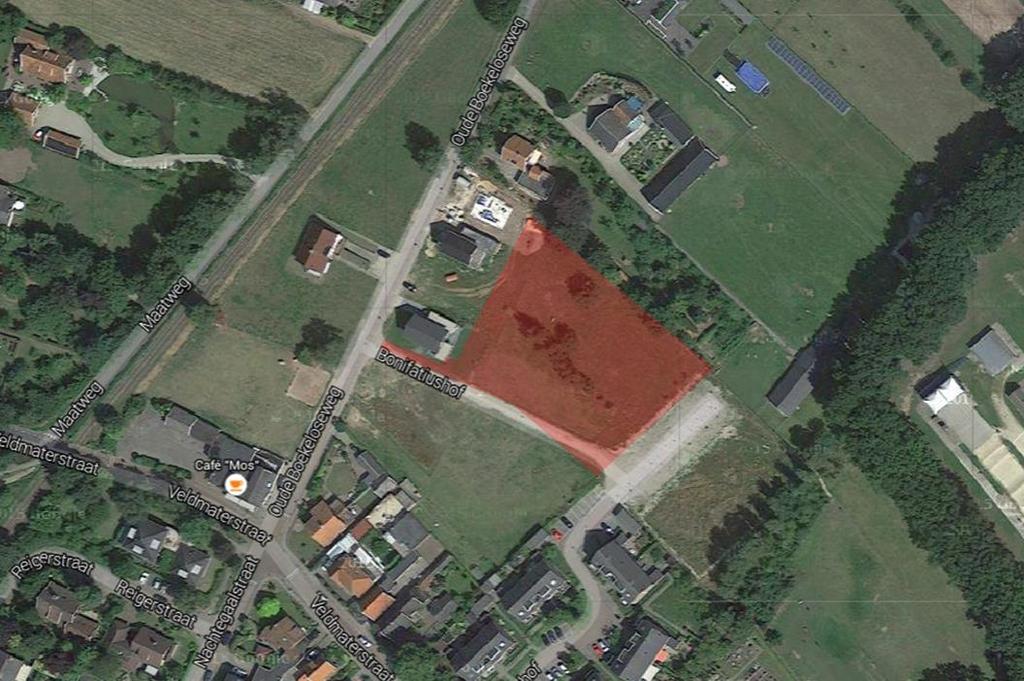 Figuur 2: Luchtfoto met aanduiding plangebied locatie Poetengraadshof (rode kleur) binnen deelgebied Oude Boekeloseweg (gele stippellijn) bron: Google Earth 1.