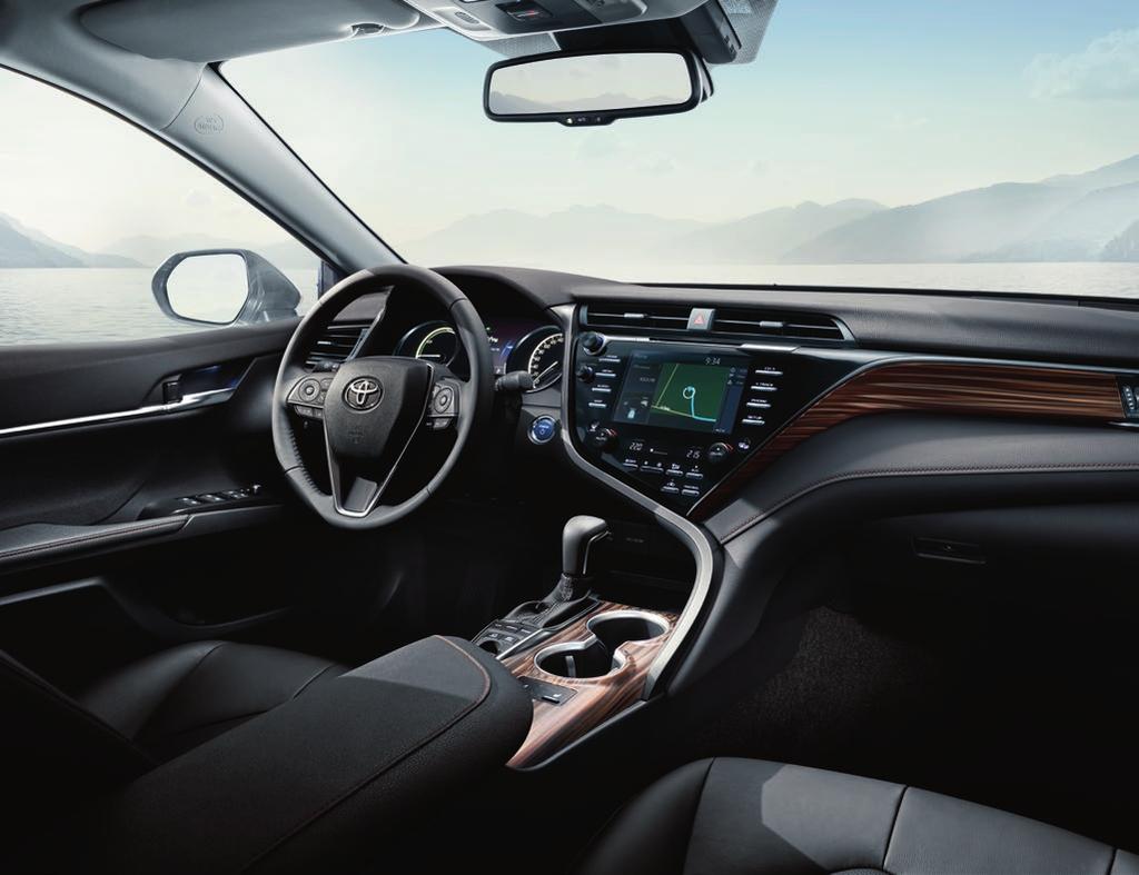 COMFORT Het verfijnde interieur van de nieuwe Camry Hybrid combineert elegant design en luxueuze materialen.