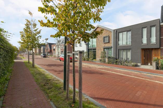 Deze compleet nieuwe (2017) en energiezuinige woning beschikt o.a. over 5 riante slaapkamers, HR+++ glas, een warmte terugwin installatie, vloerverwarming, een moderne badkamer en 3 toiletten.