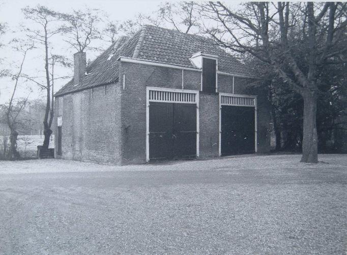 Koetshuis hoeve Overkamp, Achterweg 2-2a, Dordrecht Ondergronds 85 Afb. 8. Het koetshuis (onderzoeksgebied) gezien vanaf de schuur in noordwestelijke richting.