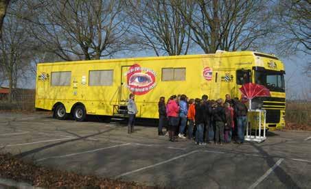 Klas 1 en 2 4 Chauffeurs- Vereniging Friesland 1 lesuur LEERLINGEN 1 klas DODE HOEK VOORLICHTING BIJ VRACHTWAGENS (ook onderdeel bij de Verkeersmarkt) Tijdens de verkeersles over de dode hoek bij