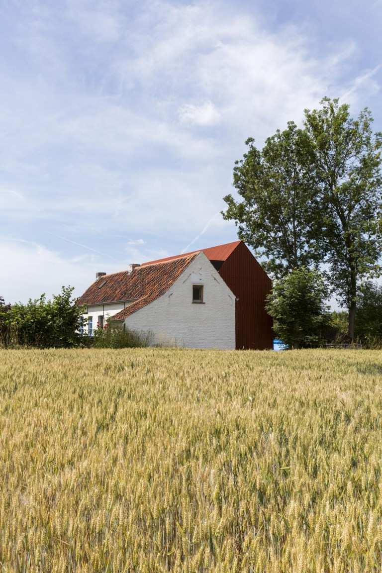 OUD EN NIEUW ZONDER COMPROMISSEN Vurig vakantiehuis te velde Pal in de Vlaamse Ardennen, midden in een veld, staat een klein huisje dat dienstdoet als vakantiehuis voor een Gents gezin.