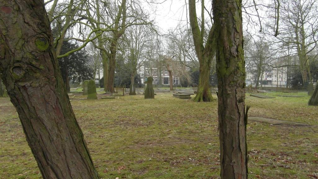 deze begraafplaats per 1 januari 1905 te sluiten. In 1925 werd het katholieke gedeelte van de begraafplaats ontruimd en als wandelpark ingericht: het Julianapark.
