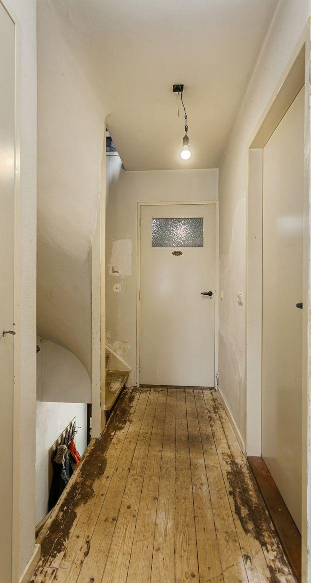 13 franksweegersmakelaardij.nl Eerste verdieping De overloop met vaste kast geeft toegang tot de badkamer en 3 volwaardige slaapkamers. De basic badkamer is voorzien van o.a. een wastafel en een eenvoudige inloopdouche.