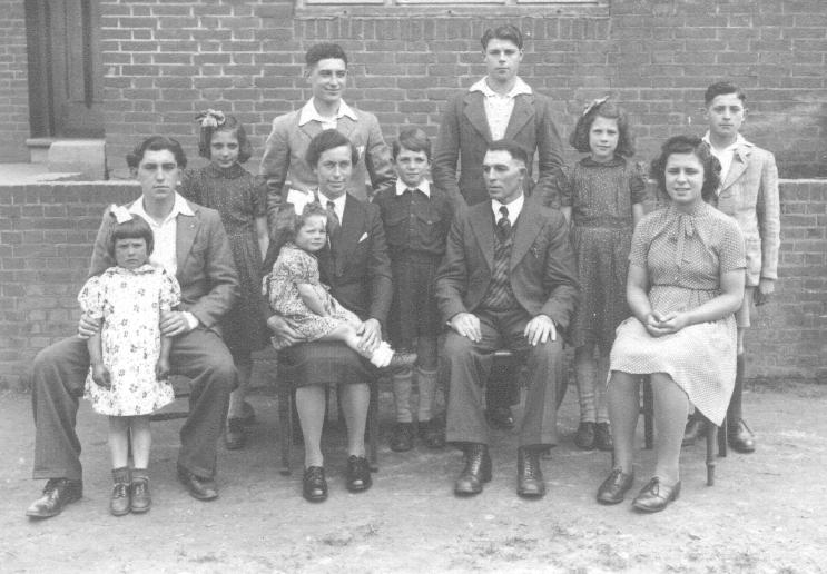 gezin Ackermans Bemelmans (VI-b) ca 1946 Staand achterste rij vlnr: Hendrika Elisabeth (VI-b-7), Johannes Lambertus (VI-b-4), Leonardus Petrus (VI-b-8), Henricus Wilhelmus (VI-b-2), Antoinetta