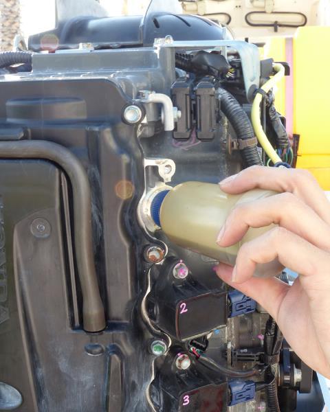 Als de buitenboordmotor volledig onder water is geweest 6/7 15. Giet een theelepel motorolie in alle bougiegaten. 16. Trek meerdere malen aan de noodstartkabel om de cilindervoering te smeren.
