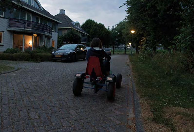 Vraag 19 Sanne rijdt met haar skelter. Wat kan zij het beste doen? Zorgen voor verlichting om gezien te worden.