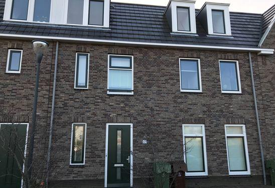 Het comfortabele, energiezuinige huis is van alle gemakken voorzien, zeer praktisch ingedeeld en beschikt over een heerlijk lichte ruime woonkamer, een zonnige bescheiden achtertuin en vier ruime