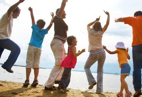 22 05 SHAKE IT Samen dansen met ouder en kind Tijdens de workshop kom je op een creatieve en gezonde manier in beweging samen met een van je ouders; De inhoud van de workshop wordt aangepast aan de